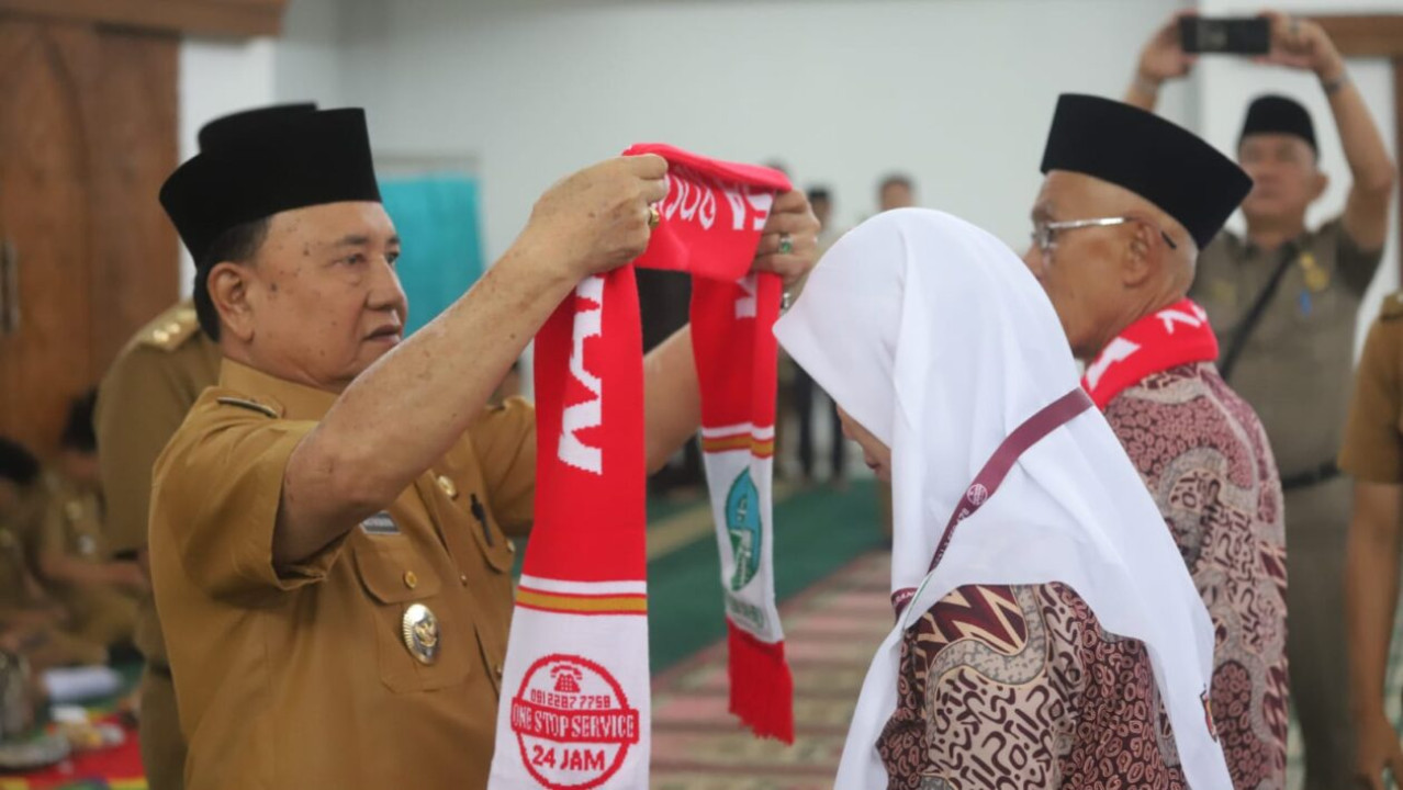 Mad_Hasnurin_Lepas_53_Jamaah_Umroh_Asal_Lambar,_Arrumaisya_Jamaah_Termuda.jpg