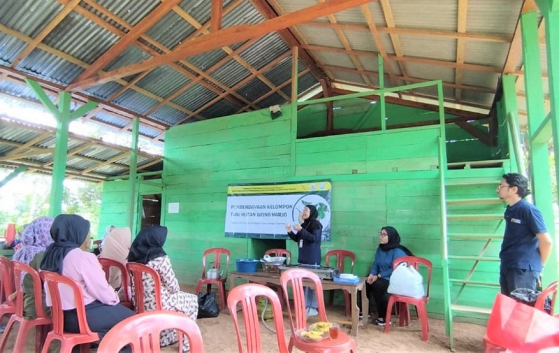 KTH Wono Harjo Padang Cermin Diberi Pelatihan Mengolah Buah Pala Jadi Permen Herbal