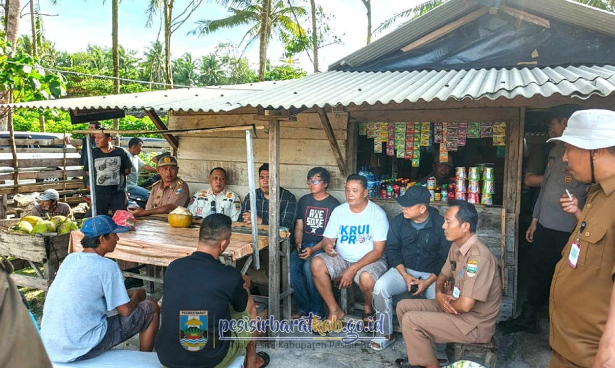 Pemkab Jembatani Keluhan Nelayan Terdampak Kayu di Pantai Tanjung Setia