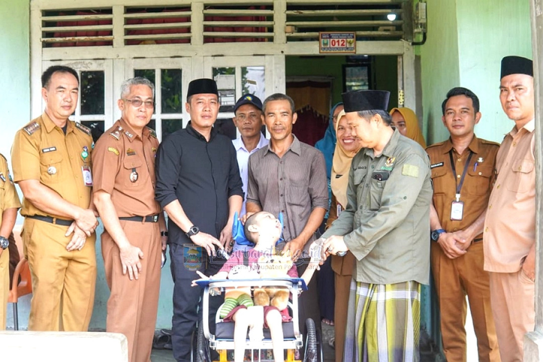 Bupati Pesisir Barat Serahkan Kursi Roda Khusus untuk Anak Penderita Cerebral Palsy 