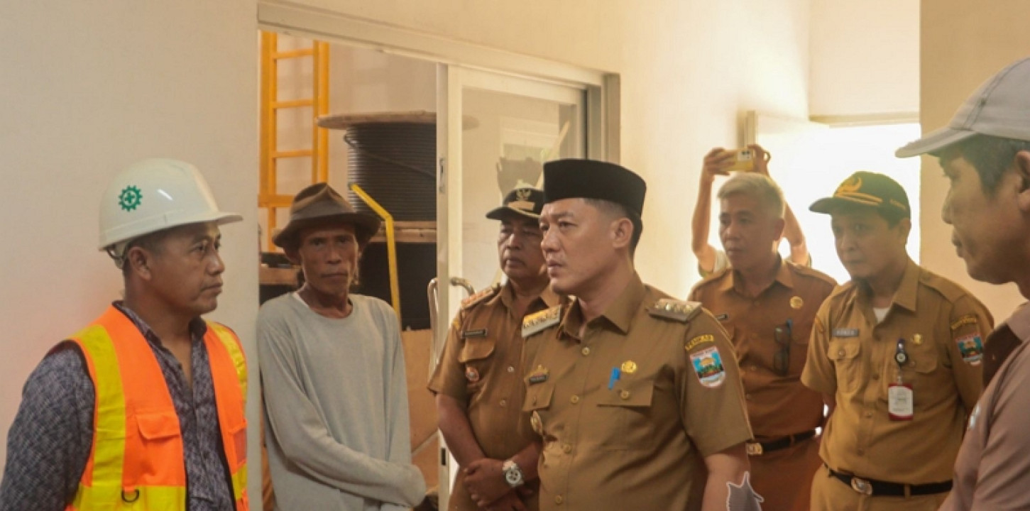 Bupati Pesisir Barat Tinjau Proyek PLTM Way Melesom