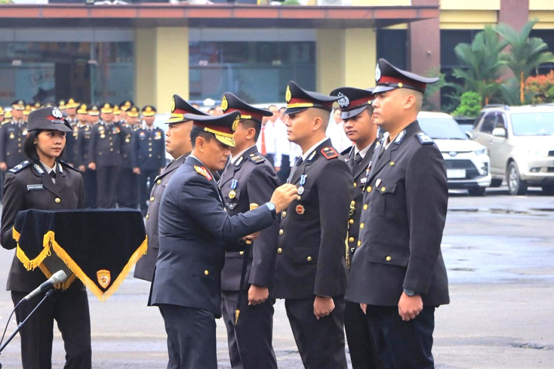 Kapolda Pimpin Upacara dan Anugerahkan Satya Lencana Pengabdian Kepada 459 Personel