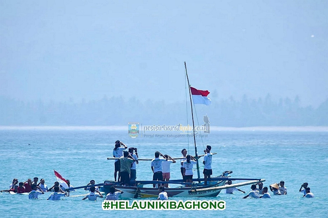 Semangat HUT RI ke-81, Peserta Surfing Kibarkan Merah Putih di Tengah Ombak Labuhan Jukung