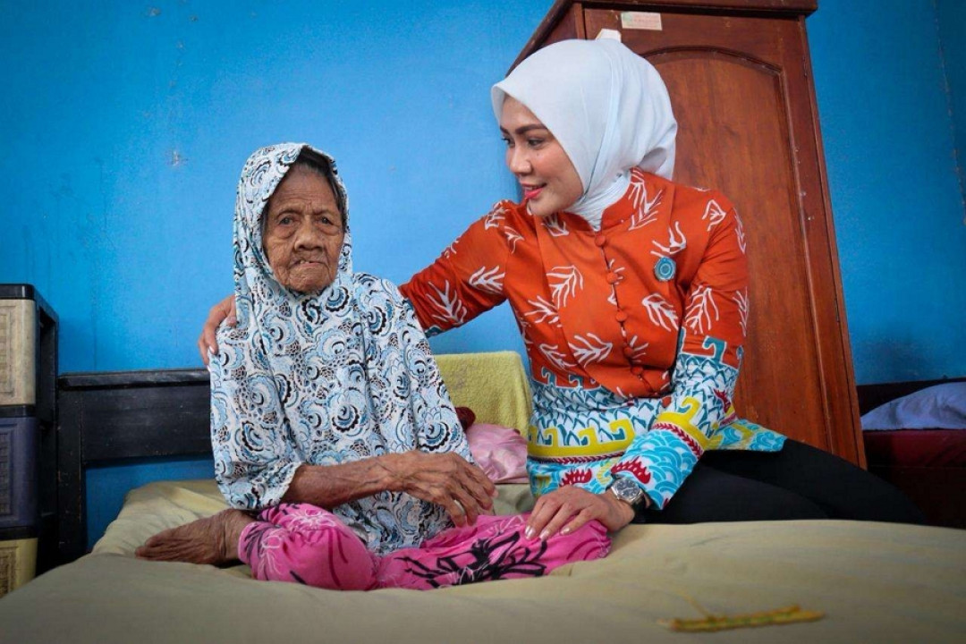 Peringati Hari Ibu ke-97, Ketua TP PKK Lampung Pimpin Bakti Sosial di Panti Lansia Trisna Werdha