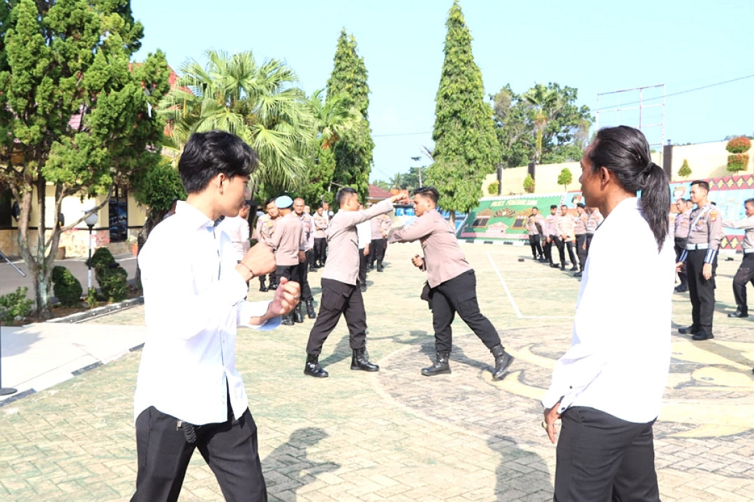 Kapolres Tanggamus Latih Bela Diri Anggota