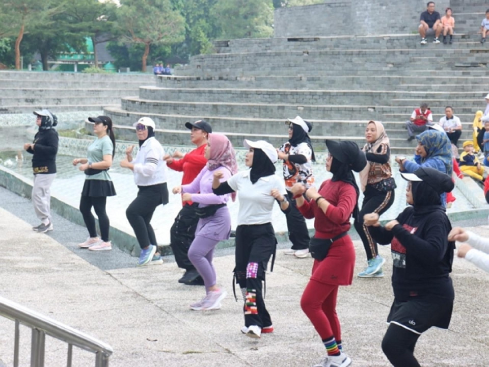 Wakil Bupati dan Ketua TP PKK Lampung Tengah Ikuti Car Free Day di Tugu Pepadun