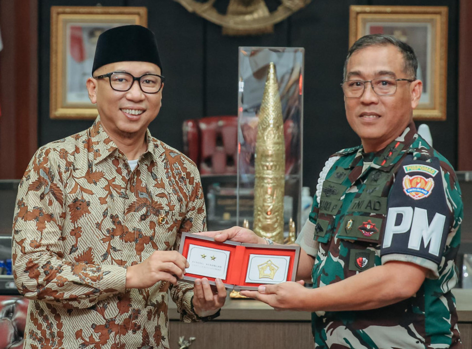 Gubernur Rahmat Mirzani Djausal Jadi Warga Kehormatan Korps Polisi Militer TNI AD
